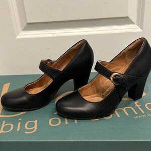 Sofft Mary Jane Rounded Toe Leather Pumps